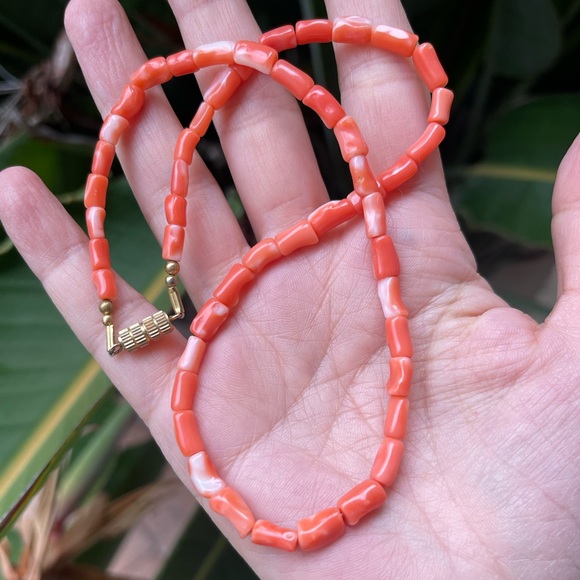 Natural Japanese momo coral tubular bead gold tone necklace - Picture 2 of 7